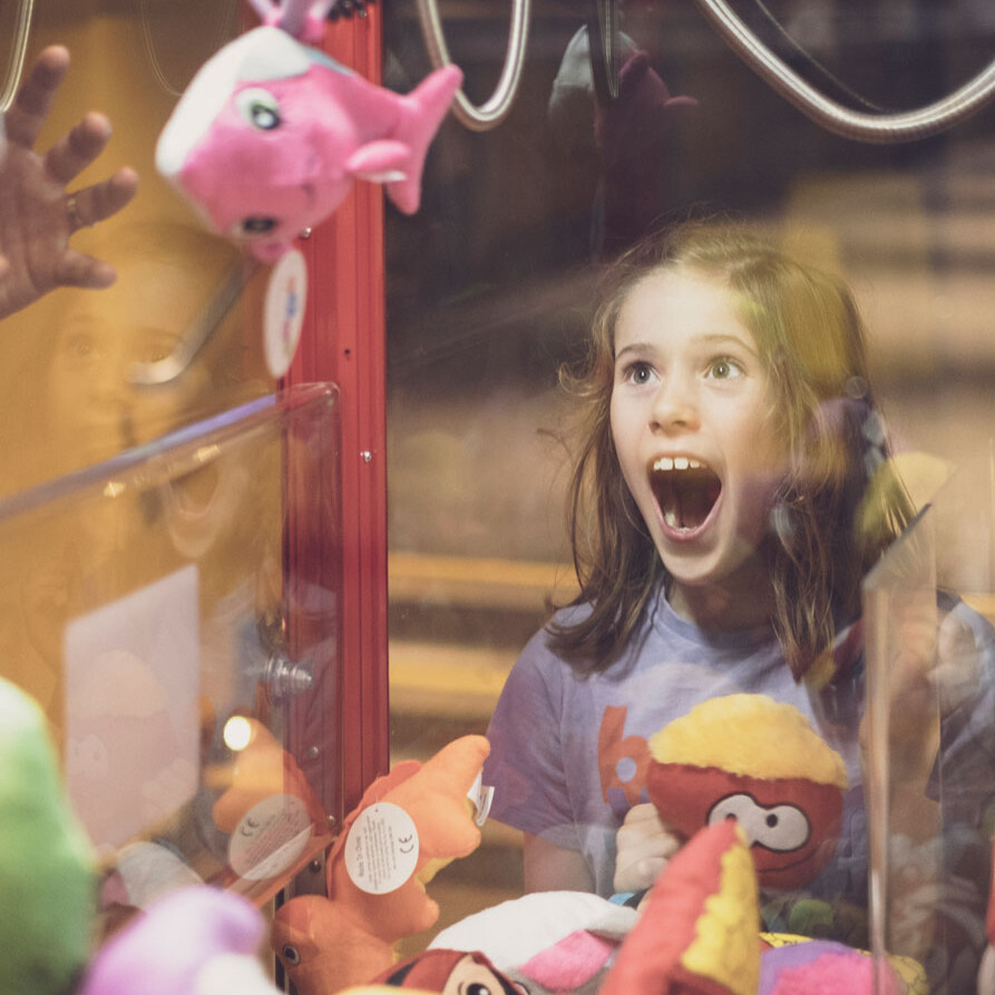 crand-and-claw-with-child crane and claw game with child